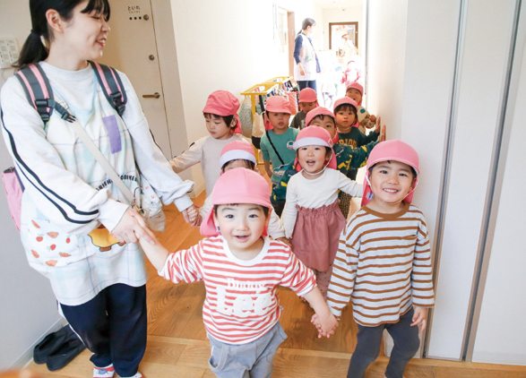手をつないで歩く子どもたち