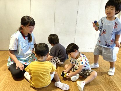 子どもたちと過ごす先生